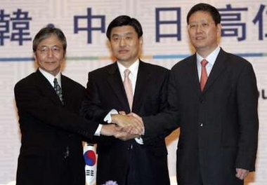 Заместитель министра иностранных дел Южной Кореи Shim Yoon-joe (в центре), помощник министра иностранных дел Китая He Yafei (справа) и заместитель министра иностранных дел Японии Yabunaka Mitoji