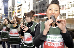 В Осаке прошёл конкурс «Кто быстрее съест» среди девушек