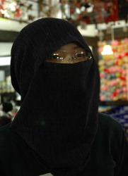 Японская продавщица придумала капюшон для защиты от пыльцы, вдохновившись исламом