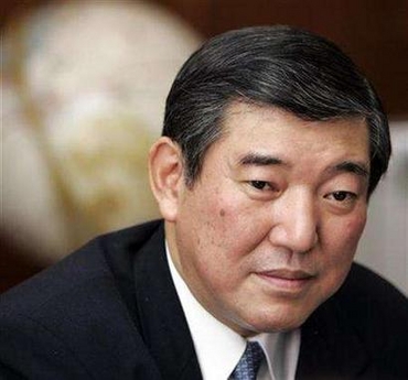 Премьер-министр Японии говорит, что министр обороны не должен подавать в отставку