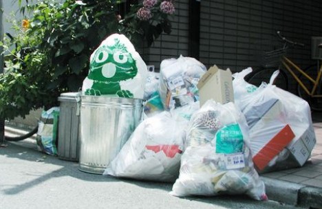 Японцы используют необычные мусорные пакеты
