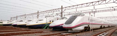 JR East Shinkansen trains, from front: the Akita Shinkansen line Komachi, and the Tohoku Shinkansen line Hayate and Max Yamabiko