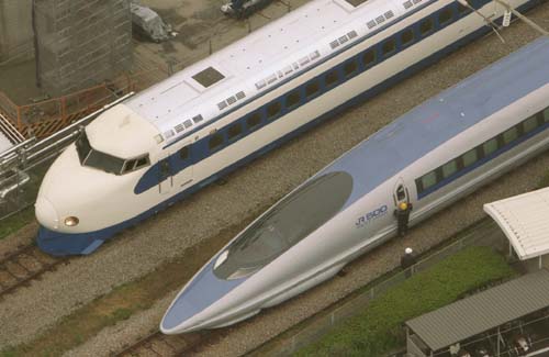 A 0 Series in its original blue and white trim (above), next to a 500 Series train
