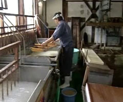 Традиционное производство бумаги сохранилось в Гокаяме