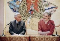 Император Акихито и императрица Митико на пресс-конференции в честь 50-летия их свадьбы
