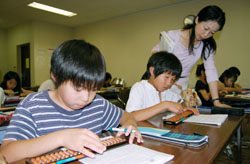 Дети на уроке в школе Саёко Кудзухары в Ураясу, префектура Тиба