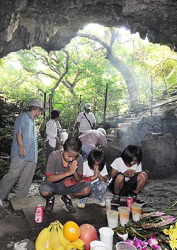 Семьи жертв войны посещают пещеру Тодороки в Итомане в День памяти битвы за Окинаву