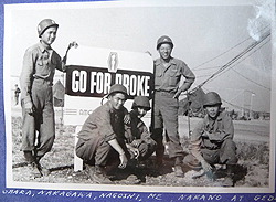 Джордж Мукаи (второй справа) и его сослуживцы из 442-й полковой боевой группы во время операций в Европе