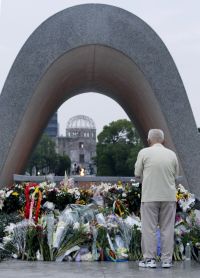 Мужчина молится перед кенотафом в честь жертв атомной бомбардировки. Мемориальный парк мира, Хиросима. 6-е августа 2009 г. – 64-я годовщина бомбардировки города силами США