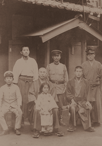 Семья Сугихара. Тиунэ стоит в центре