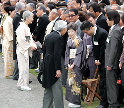 Император Акихито и императрица Митико приветствуют гостей на своём ежегодном осеннем приёме в саду в Акасака Гёэн. Токио, 22-е октября 2009 г.