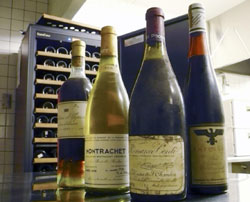 Бутылки редкого марочного вина, принадлежащие муниципальному правительству Осаки, включают в себя Романи-Конти 1921 г. (вторая бутылка справа). Вина будут проданы в следующем месяце на аукционе в связи с закрытием городского музея вина