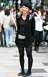 Ещё одна представительница профессии парикмахера в возрасте около 20 лет, одетая практически полностью в чёрное. Харадзюку, Токио