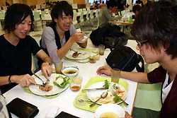 Студенты в кафе университета Тоё