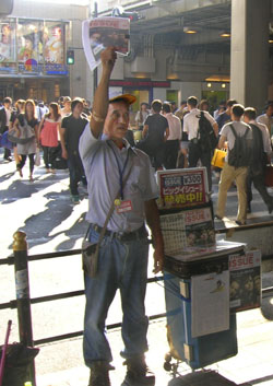 Бывший капитан японской сборной на Кубке мира по футболу среди бездомных торгует журналами. Осака, 23-е августа