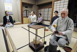 Долой стресс: мужчины принимают участие в уроке чайной церемонии Совы Акиямы (самый первый слева). Чайная школа Урасэнкэ, Синдзюку. 14-е сентября 2009 г.