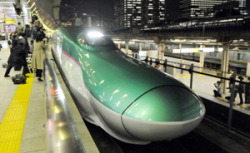 Скоростной поезд нового поколения серии E5 отходит от станции Токио для проведения испытательного пробега. 9-е декабря 2009 г.