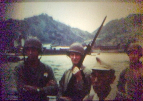 Американские солдаты и один из местных жителей возле порта. Нагасаки, 1945 г.