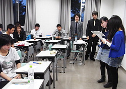 Пара студентов университета Кансай исполняют мандзай перед своими сокурсниками в кампусе университета. Префектуре Осака, октябрь 2009 г.
