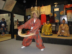 Танец кокирико на протяжении поколений исполнялся на фестивалях храма Сирояма в Гокаяме