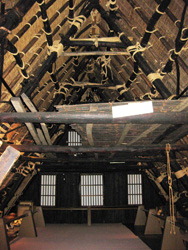 Второй этаж в Музее народного творчества Аинокуры, крышу которого меняют каждые 15-20 лет. На сегодняшний день этим занимается, преимущественно, местный лесоводческий кооператив