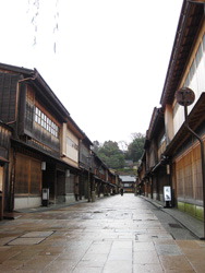 Истоки Хигаси Тяягаи восходят к 1820 г., когда разбросанные по всему г. Канадзава чайные домики начали скапливаться в одном месте