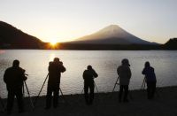  Фотографы делают снимки первого в Новом году восхода солнца. Город Фудзикавагутико. Ранее утро 1-го января 2009 г.