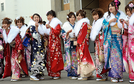 Молоденькие девушки в лучших зимних кимоно в День совершеннолетия