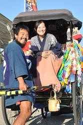 Сёхэй Ямада везёт в рикше свою невесту Михо Накагаву. Нагакутэ, префектура Аити. 6-е ноября 2010 г.