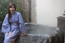 Даниэлла Деметриоу сидит на краю каменной ванной. Гостиница в Хаконэ, префектура Канагава