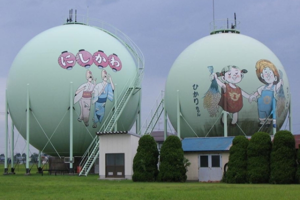 Разрисованные газохранилища в Японии