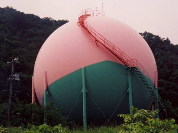 Разрисованные газохранилища в Японии