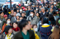 Толпа на улицах Токио. Общественный транспорт в регионе не работает после землетрясения. 11-е марта 2011 г.