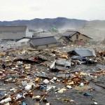 Унесённые цунами дома, автомобили и горы мусора. Кэсэннума, 11-е марта 2011 г.