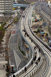 Пассажиры поезда идут к станции Сиодомэ линии Юрикамомэ (рядом с Токийским заливом) – некоторое время назад в префектуре Мияги на северо-востоке Японии произошло землетрясение магнитудой 7,9