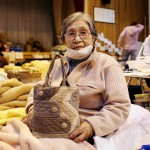 Пожилая женщина держит сумку, которую сшила для неё родственница, погибшая в недавней катастрофе. Эвакуационный центр в Ямаде, префектура Иватэ. 7-е апреля 2011 г. В сумочке лежат кошелёк и медикаменты – единственное, что женщине удалось взять с собой, спасаясь от цунами