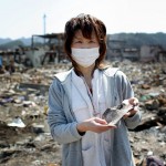 Женщина (48 лет) держит в руках конверт, который она обнаружила на развалинах своего дома, уничтоженного возникшим после землетрясения пожаром. Ямада, префектура Иватэ, 10-е апреля 2011 г. Письмо было написано её сестрой и предназначалось их родителям