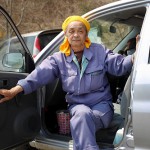 Мужчина (60 лет) в своём автомобиле, ставшем его убежищем с катастрофы 11-го марта. Когда цунами обрушилось на расположенный на побережье город, он спал, но благодаря жене, настоявшей на немедленном отъезде, им удалось спастись от подступающей воды. Ямада, префектура Иватэ. 14-е апреля 2011 г.