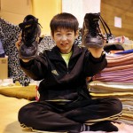 11-летний мальчик держит баскетбольные кроссовки, которые ему на день рождения в декабре прошлого года подарила бабушка, пропавшая в катастрофе 11-го марта. «Мой отец едва достал их. Я буду усердно тренироваться», - пообещал он. Ямада, префектура Иватэ. 7-е апреля 2011 г.