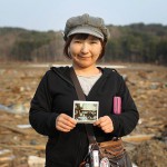 Женщина (39 лет) держит фотографию своей бабушки, погибшей в недавней катастрофе. Служащие Сил самообороны нашли эту фотографию, разбирая развалины дома её бабушки. Нода, префектура Иватэ. 14-е апреля 2011 г.