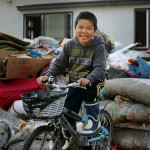 8-летний мальчик на своём велосипеде, найденном на развалинах. Оцути, префектура Иватэ. 7-е апреля 2011 г.