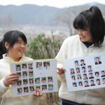 Сёстры, потерявшие в катастрофе бабушку и дом, держат свои школьные альбомы. Оцути, префектура Иватэ. 7-е апреля 2011 г.