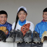 Трое школьников показывают свою бейсбольную экипировку. Их дома и учебники смыло цунами, но форма пережила катастрофу в школе. Мияко, префектура Иватэ. 9-е апреля 2011 г.