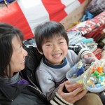 4-летний мальчик в эвакуационном центре в Оцути, префектура Иватэ, заявил, что его сокровищами являются его мама и покемоны. «Моя мама ласковая и весёлая, я люблю её», - сказал мальчуган. 7-е апреля 2011 г.