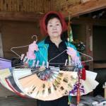 Танцовщица (73 года) показывает свою коллекцию складных вееров, вытащенных ею из-под обломков. «Они промокли и ими больше нельзя пользоваться, но я сохраню их как память», - сказала она. Рикудзэнтаката, префектура Иватэ. 15-е апреля 2011 г.