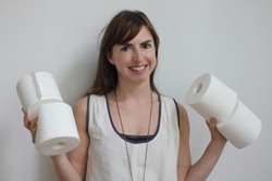 Даниэлла с рулонами туалетной бумаги в руках