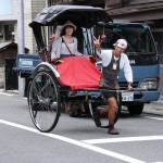 Это, конечно, не гейши, но этот рикша так заразительно улыбался, таща свою телегу по жаре...