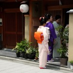А вот гейши квартала Миягава-тё к Хассаку не наряжаются. Кимоно обычные, летние. И прически тоже "стандартные" для их ранга. И даже без традиционного макияжа