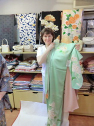 Одна из посетительниц магазина Саюки, расположенного в токийском районе Асакуса, выбирает себе кимоно (Фото любезно предоставлено Саюки)