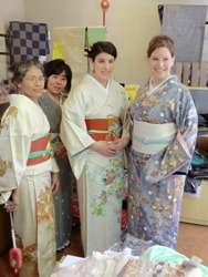 Посетительницы в кимоно. Магазин кимоно Саюки в токийском районе Асакуса. Сама Саюки на фото справа (Фото любезно предоставлено Саюки)